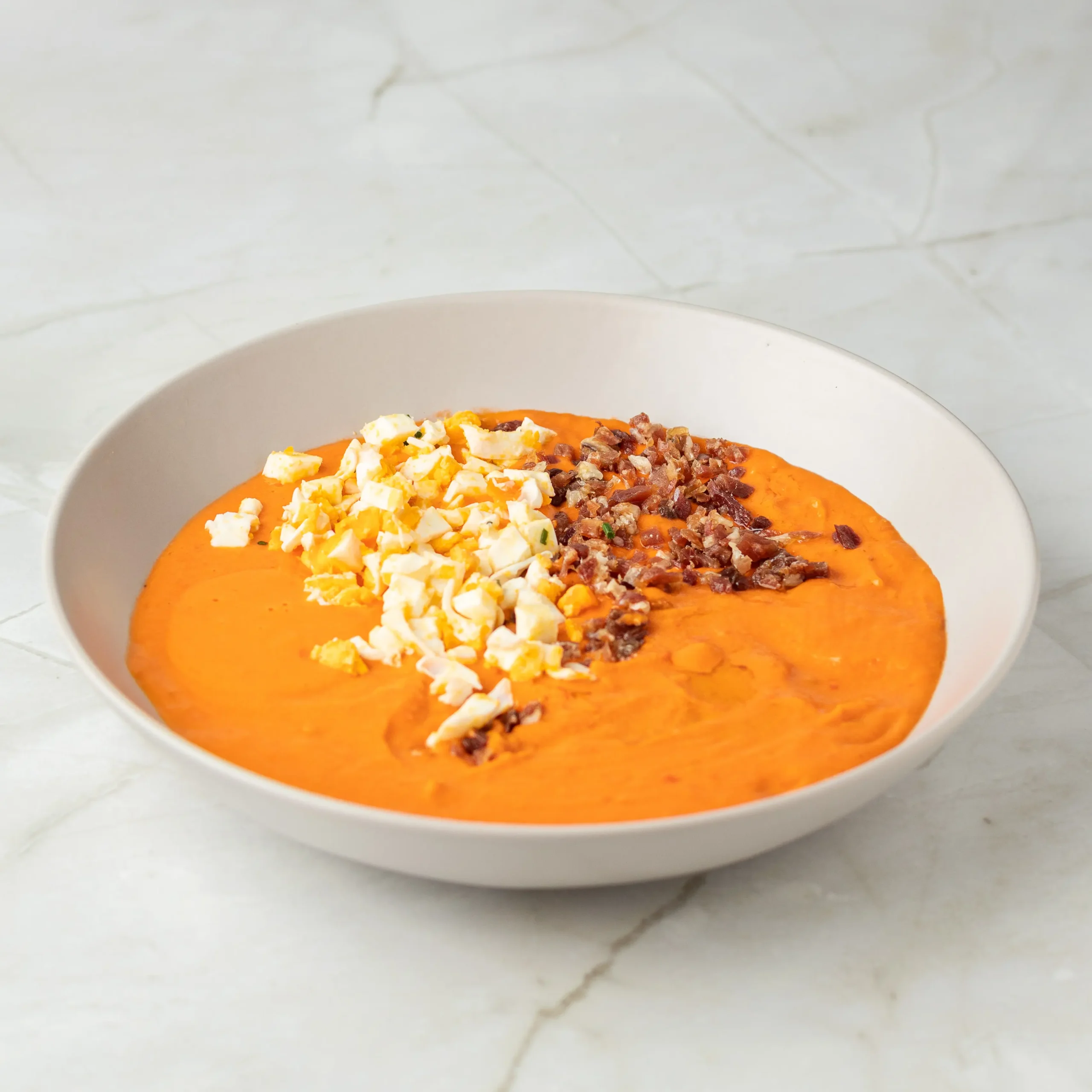 Salmorejo-con-huevo-y-jamon.webp